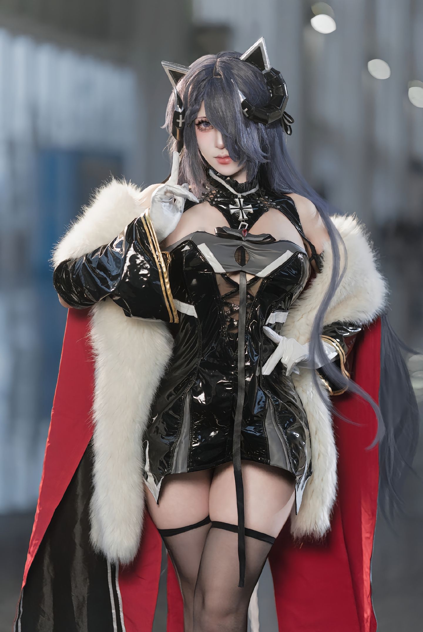 dy@螺序粉,动漫 cosplay、猫耳元素、黑色漆皮服装、红白色披风、长筒丝袜,第2张