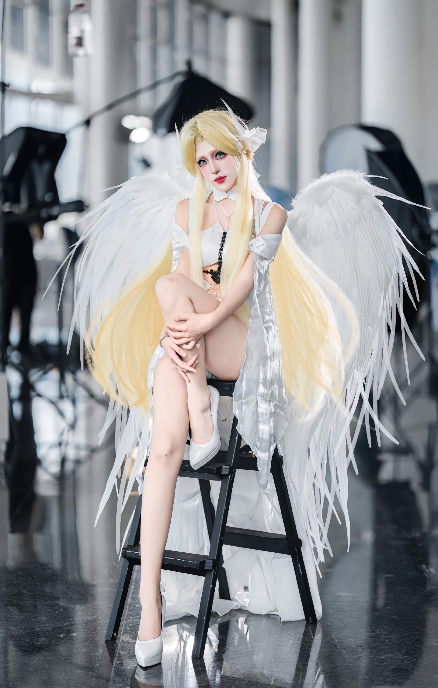 dy@螺序粉,cosplay 照片,金色长发、白色羽翼，身着白色系的性感服饰,第2张