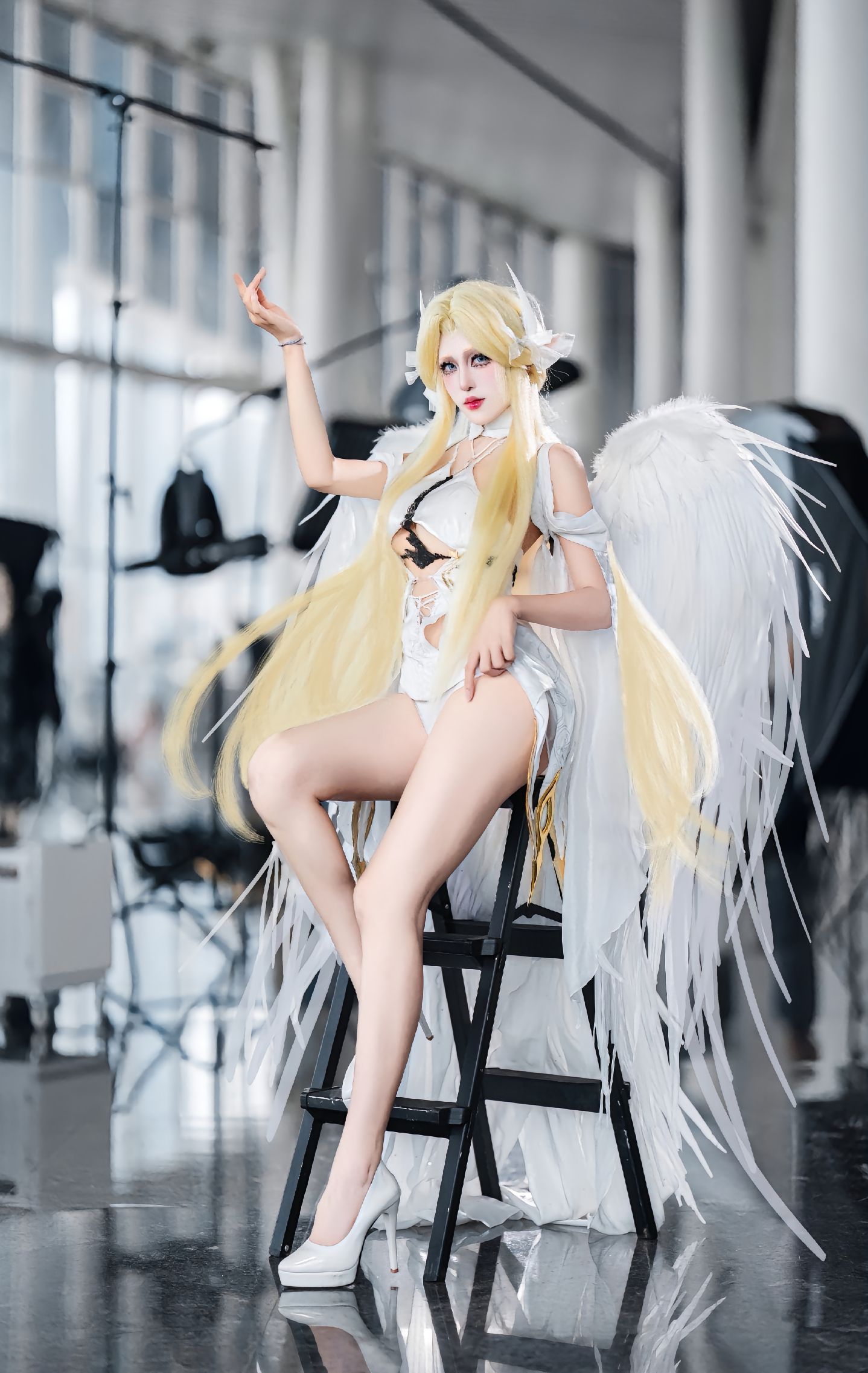 dy@螺序粉,cosplay 照片,金色长发、白色羽翼，身着白色系的性感服饰,第1张