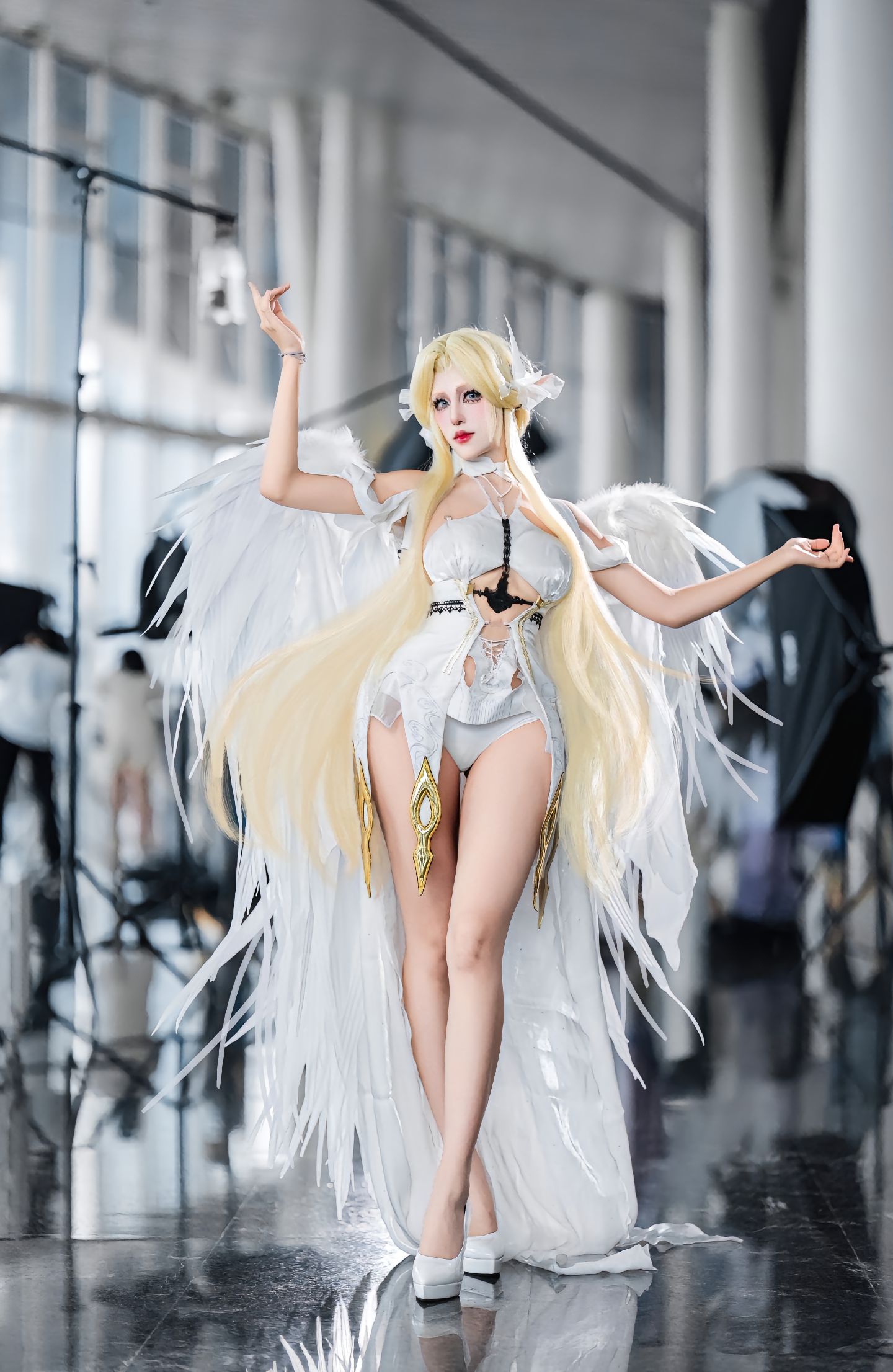 dy@螺序粉,cosplay 照片,金色长发、白色羽翼，身着白色系的性感服饰,第3张