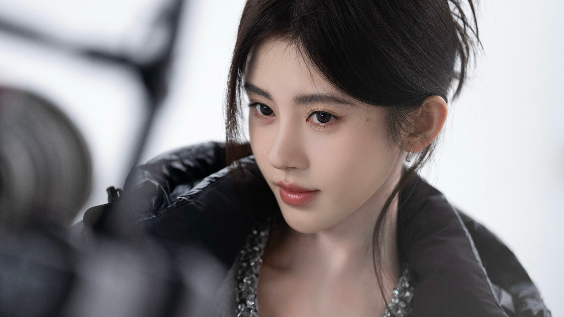 鞠婧祎黑色外套气质美女壁纸,第1张