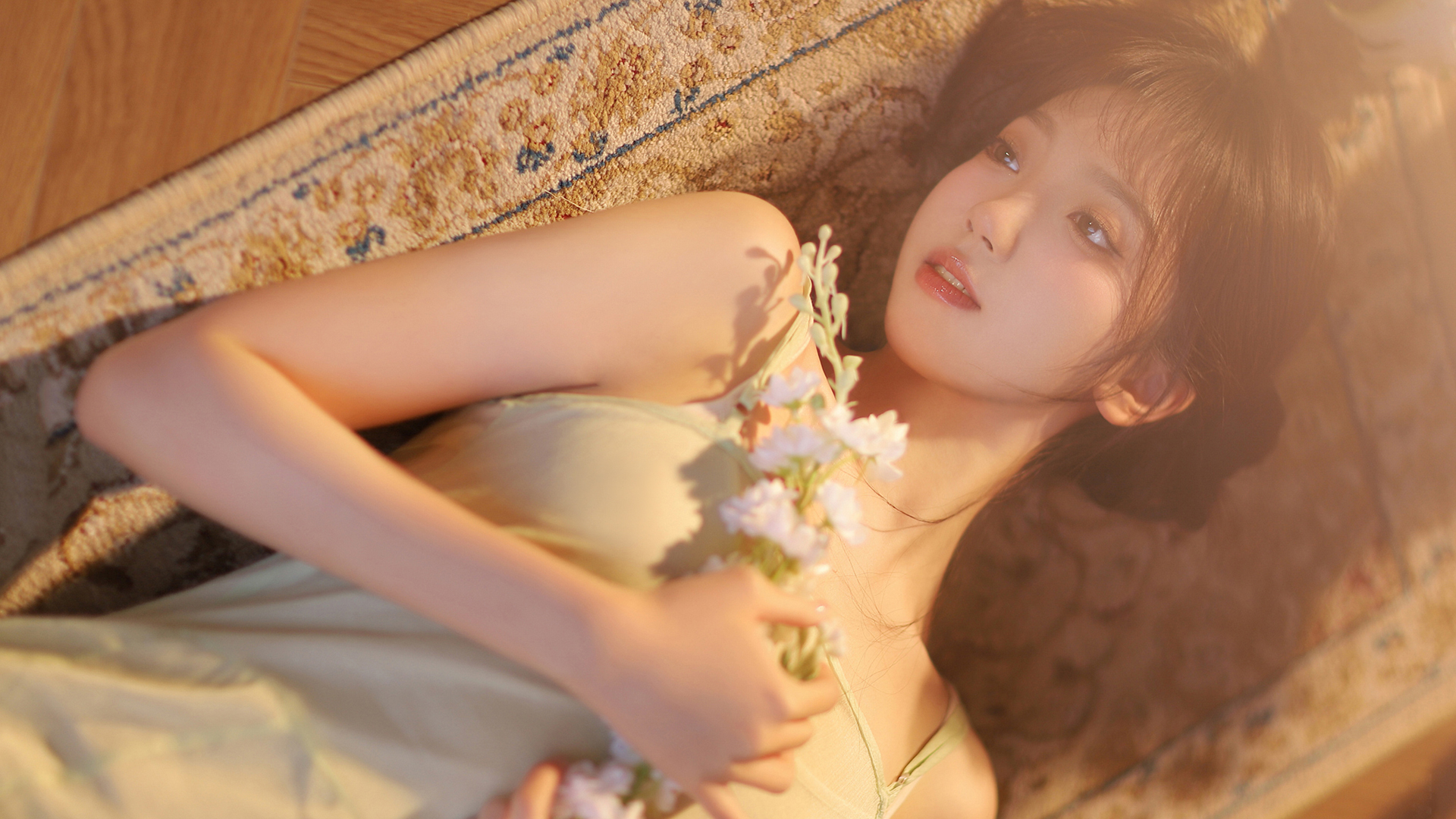 高清美女 鲜花 女孩 木屋 地毯 电脑壁纸1920x1080高清大图,第1张