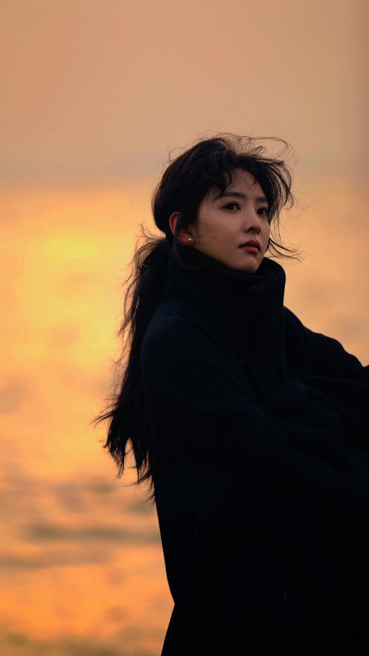 黑色外套美女侧脸章若楠手机壁纸,第2张