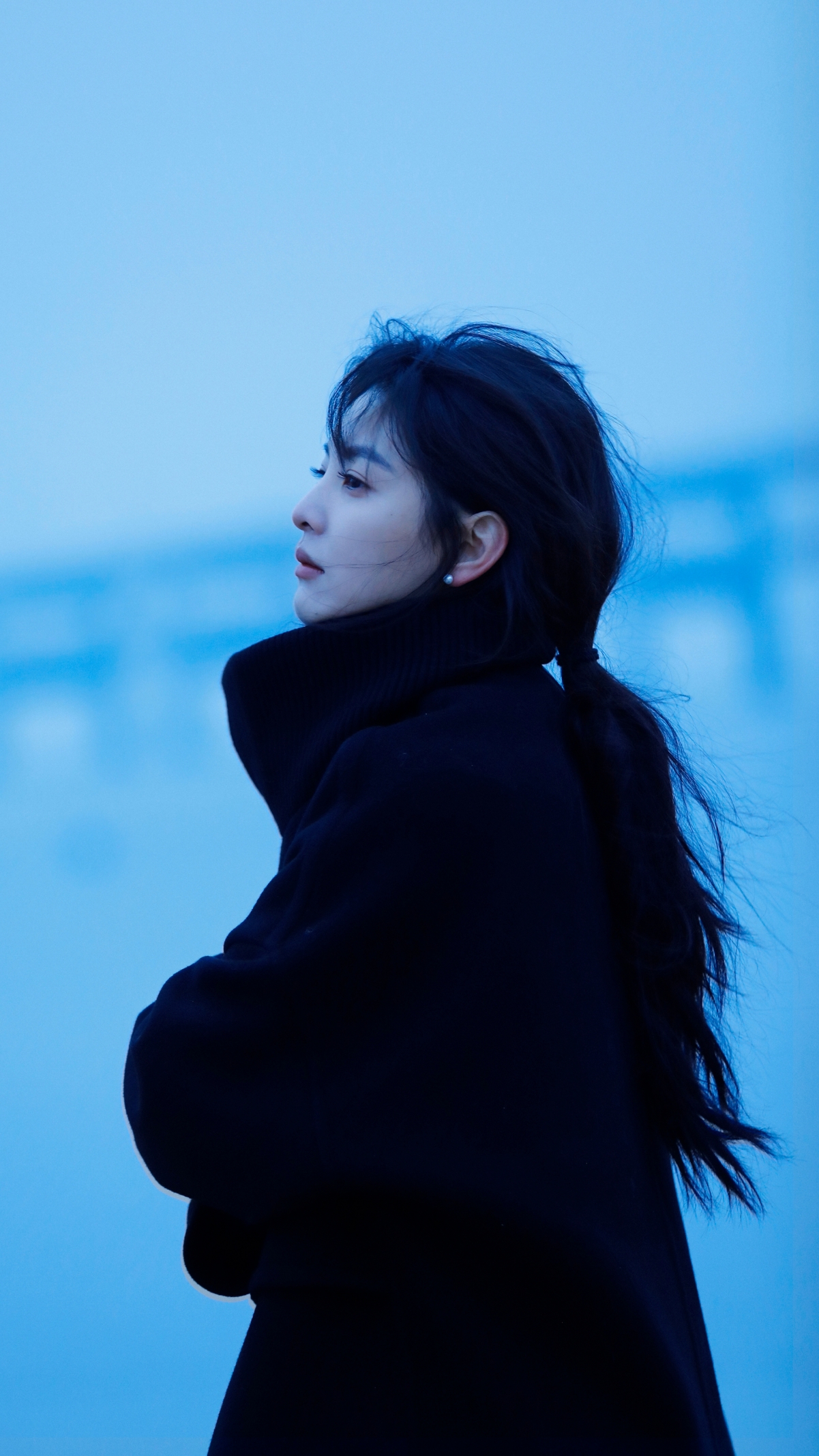 黑色外套美女侧脸章若楠手机壁纸,第1张