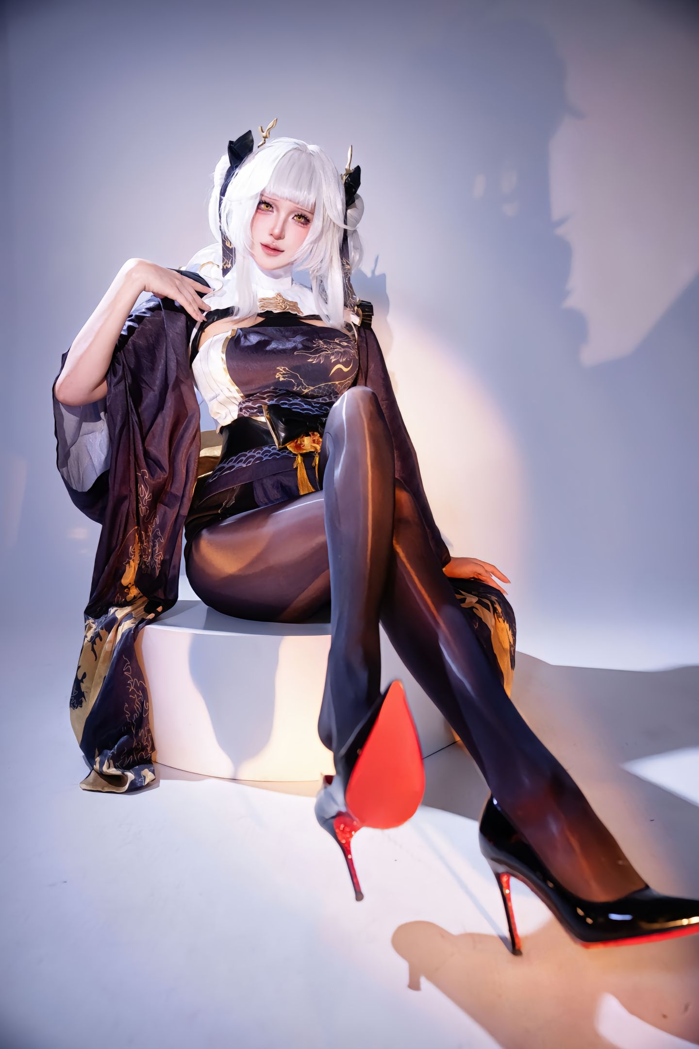 dy@月喑yīn 谈到魅魔你就老实了 cos 胜利女神nikke 白兔布兰儿 御姐 正片,第2张