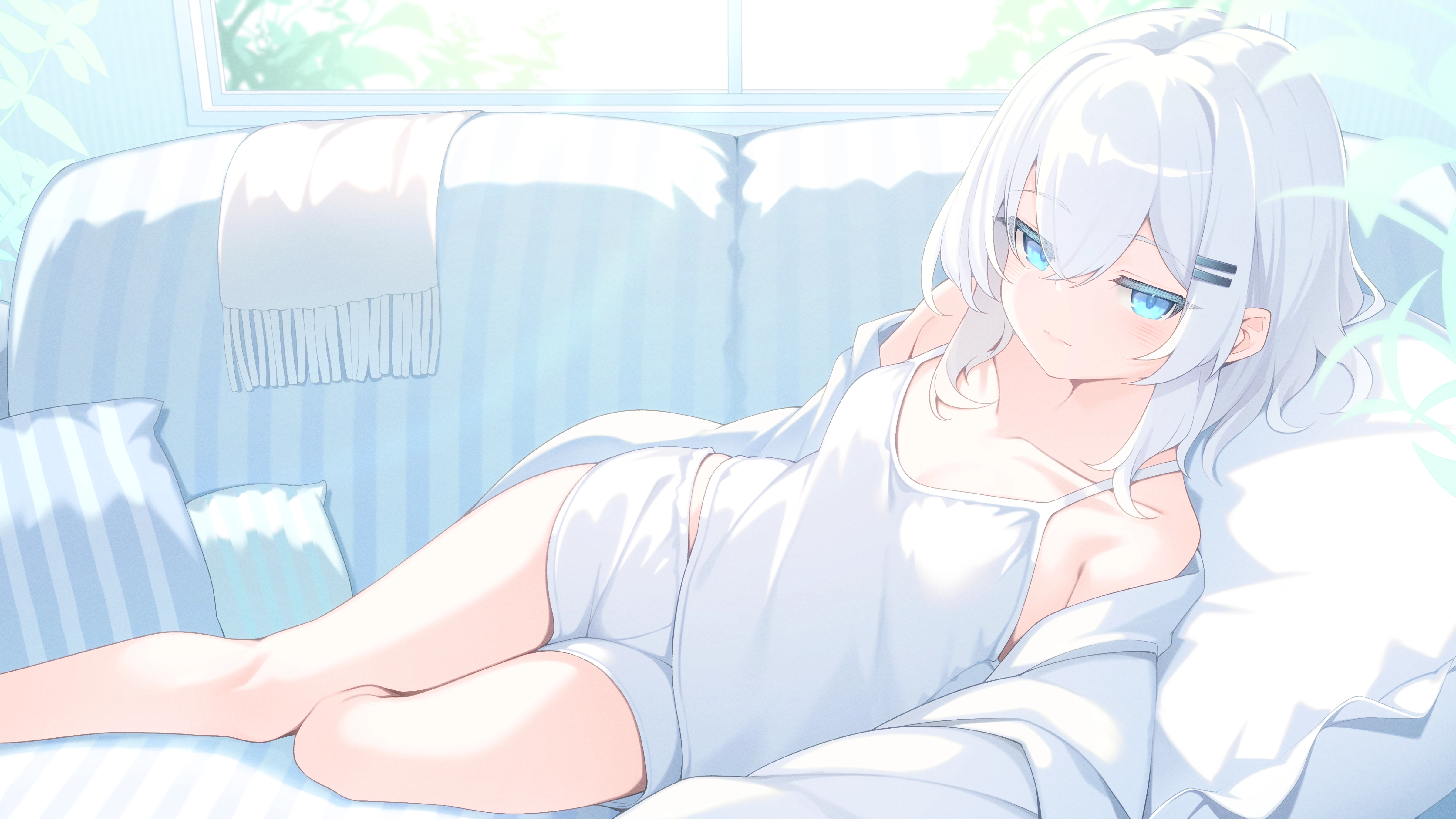 蓝眼睛 脸红 沙发 短发 短裤 白发,第1张