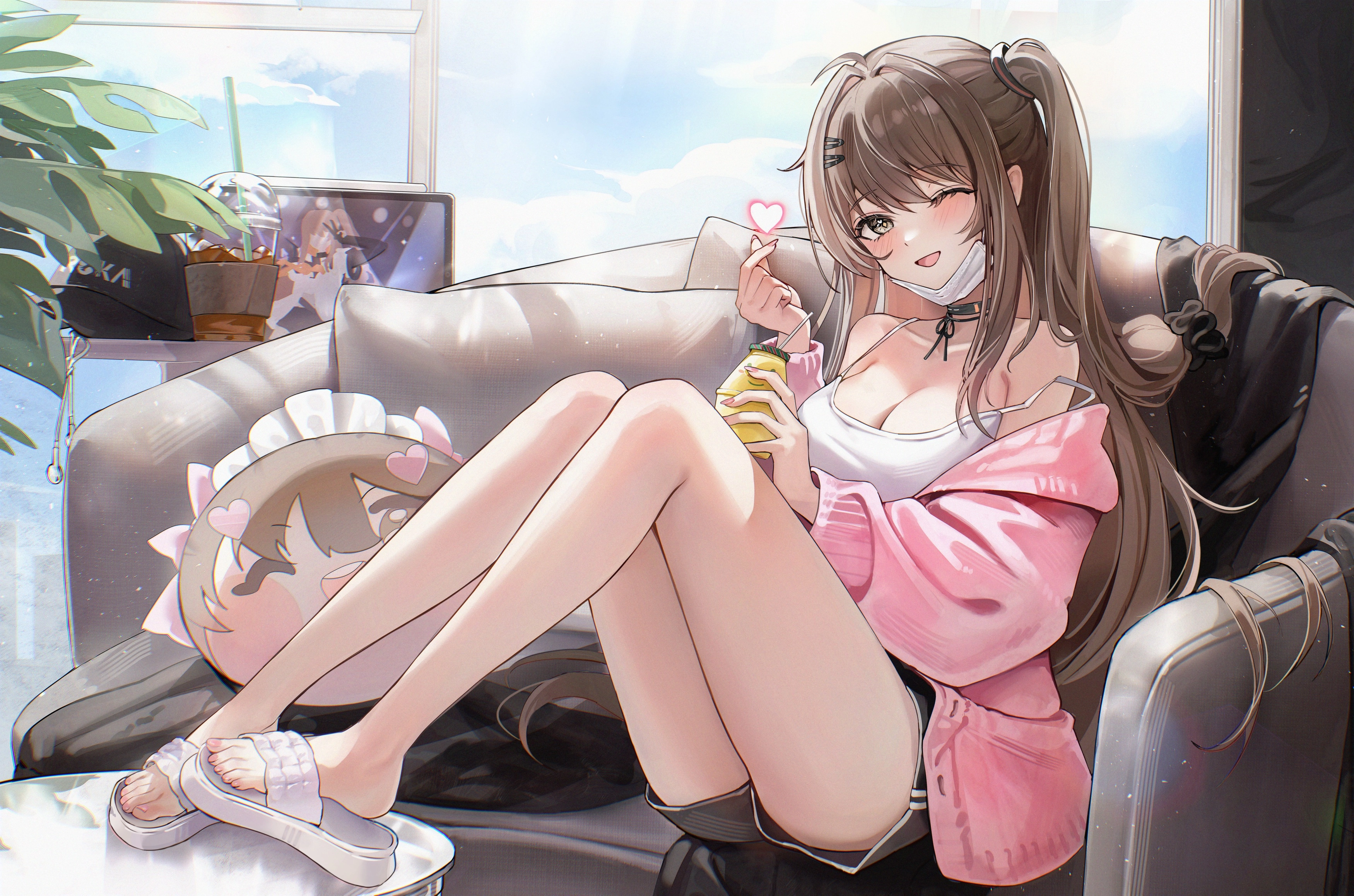 脸红 棕色眼睛 棕色头发 项圈 云 沙发 喝饮料 女孩 心形 叶子 长发 马尾 短裤 天空 眨眼,第1张