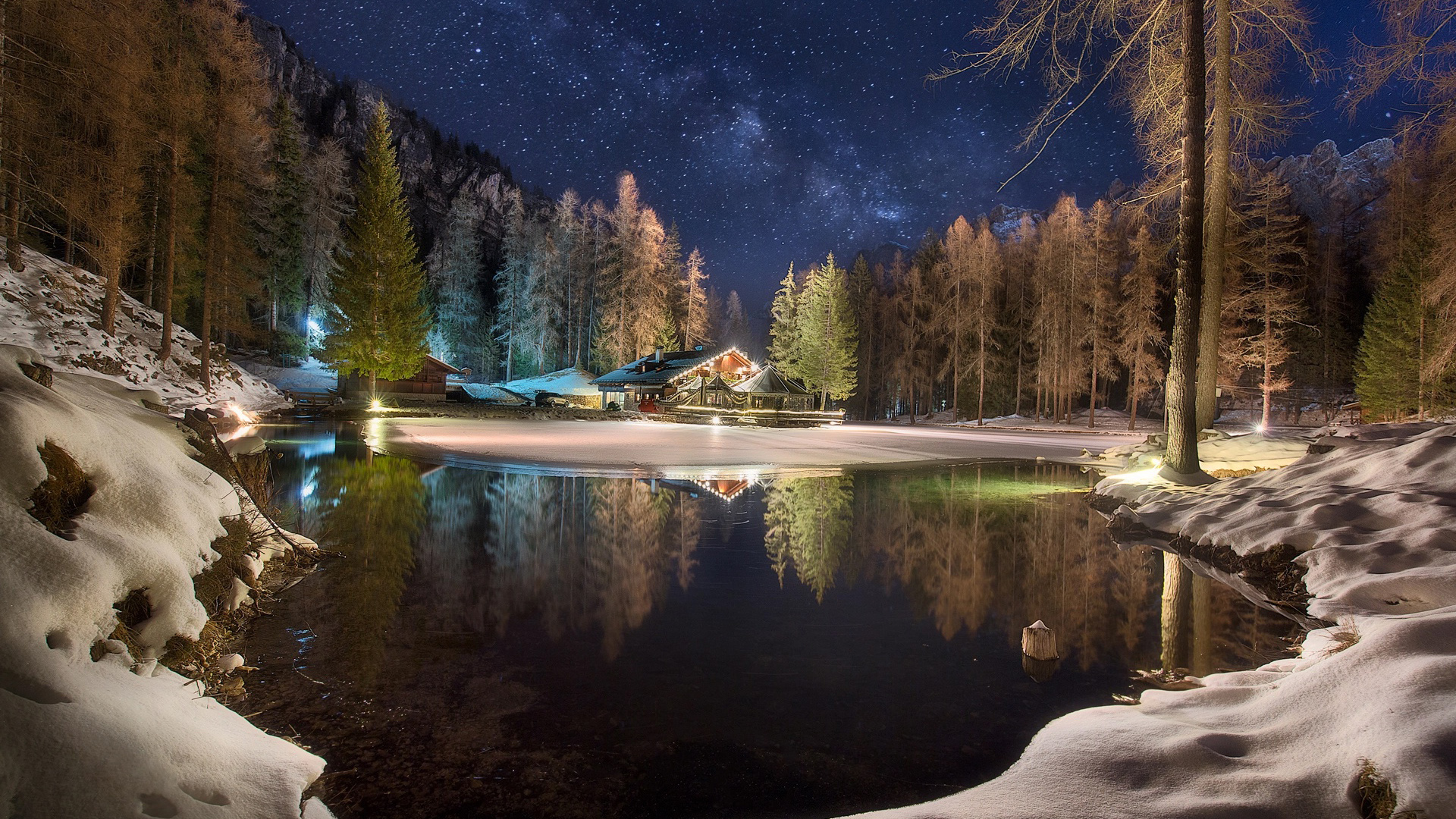 冬天的夜晚,森林,,湖,房屋,星星的天空,风景桌面壁纸,第1张