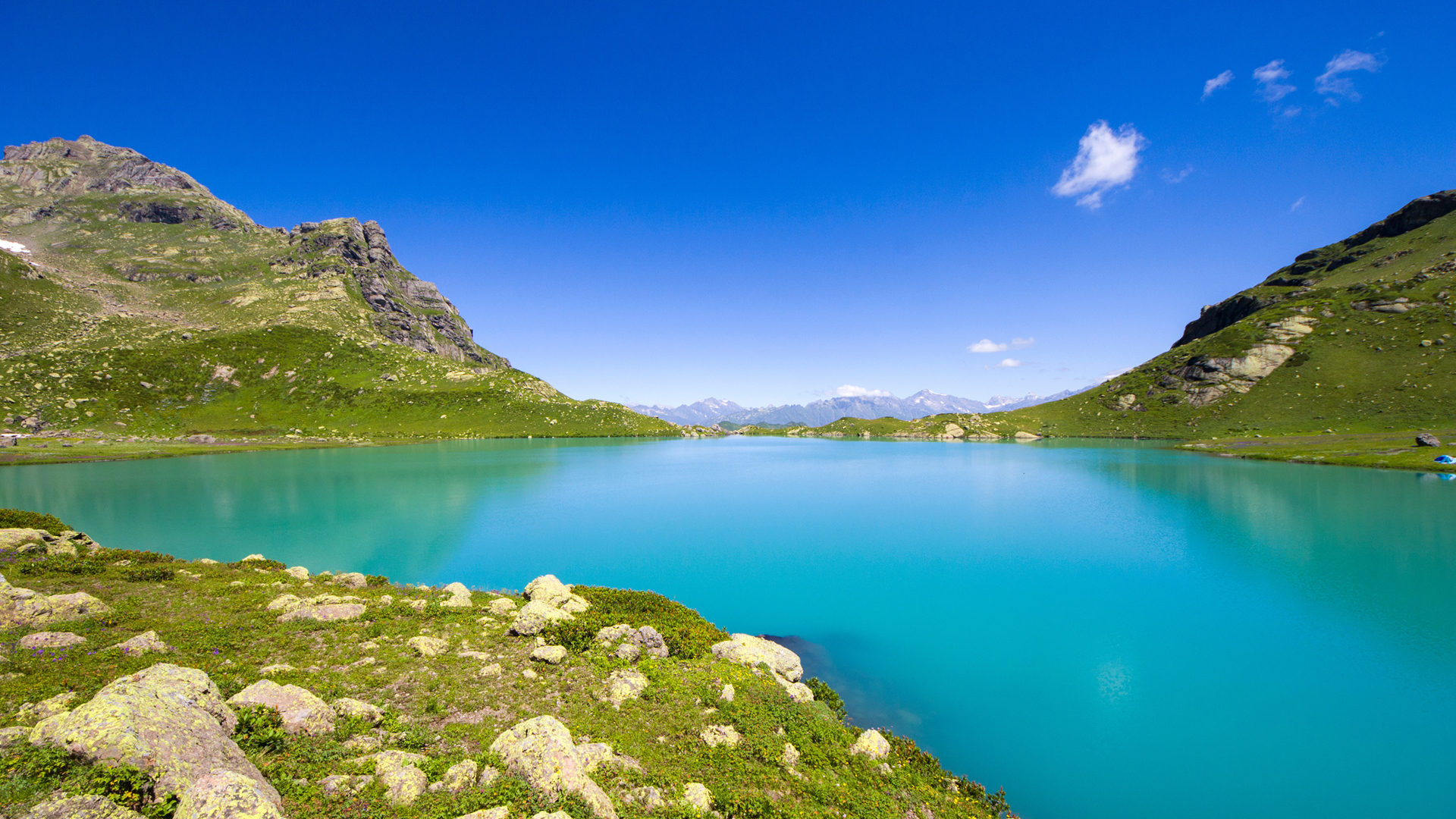 高原 湖水 蓝色天空风景桌面壁纸,第1张