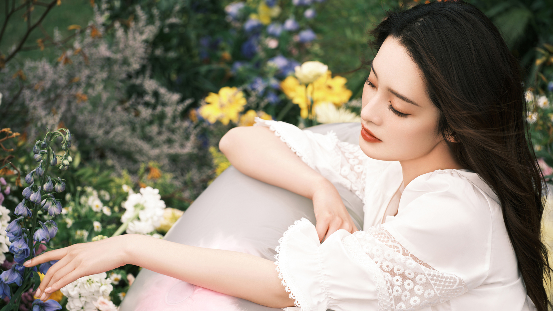 李沁 唯美写真 闭眼 脸 鲜花 美女壁纸,第1张