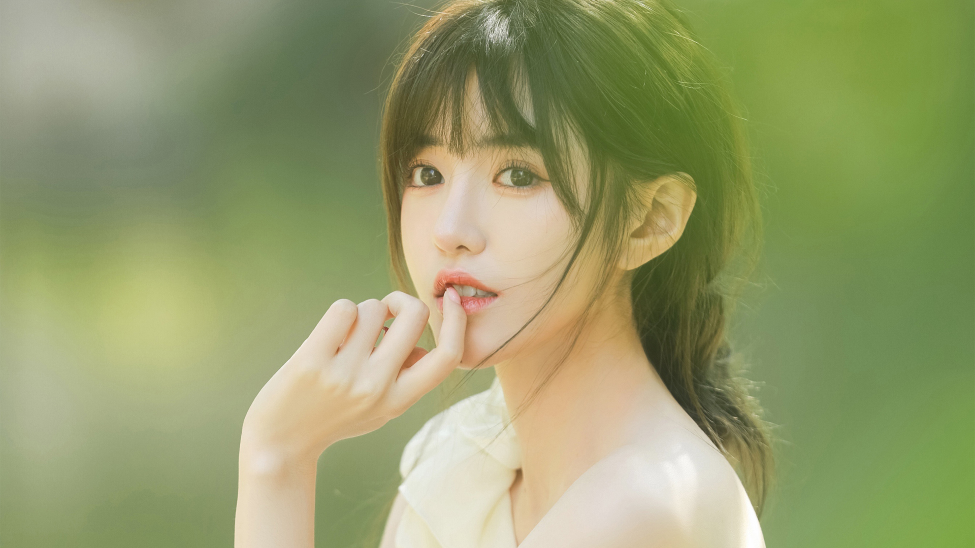 清纯美女 手指 嘴唇 绿色背景 美女护眼壁纸,第1张