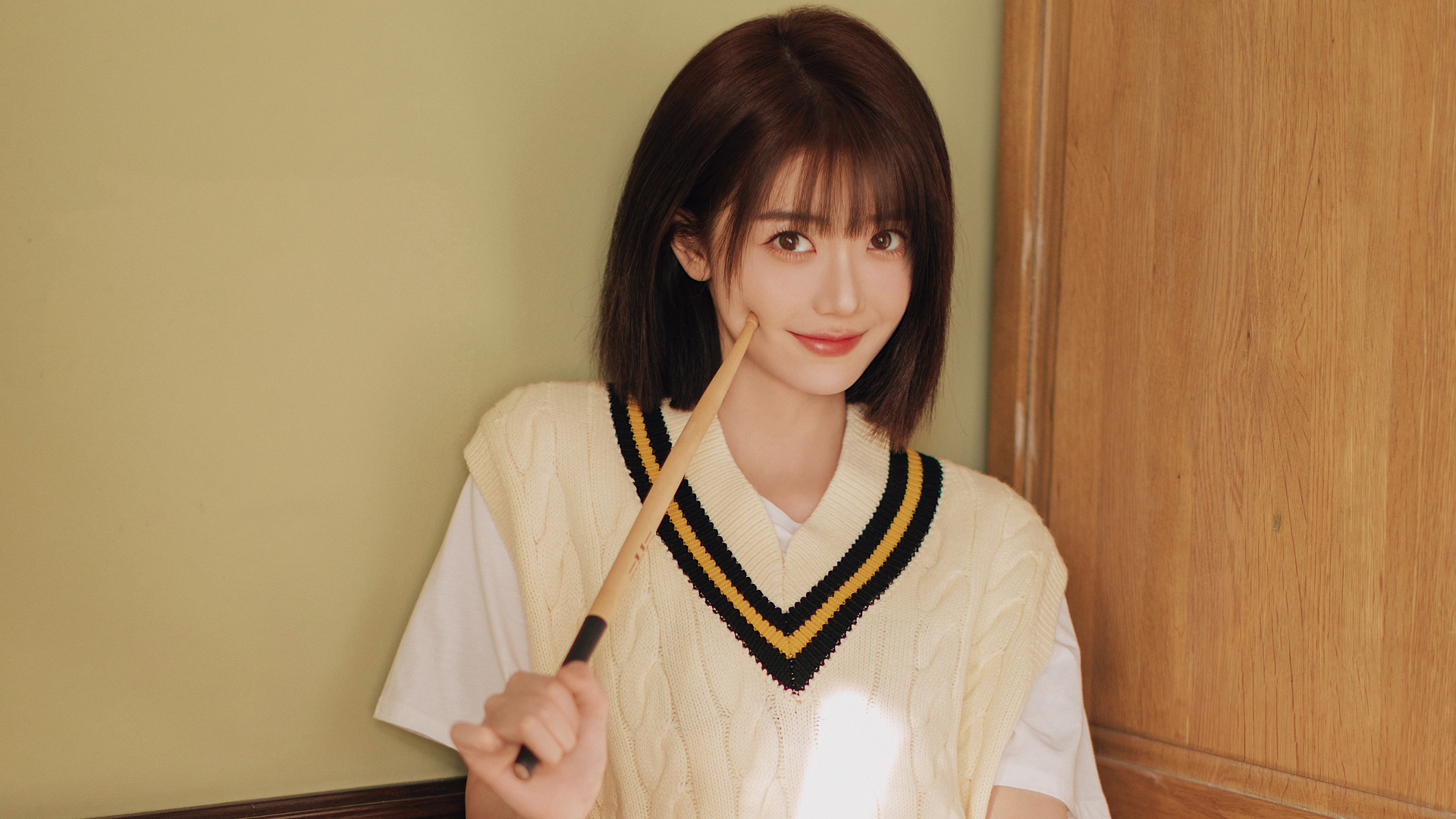 可爱短发美女 毛衣 白色衣服 美女壁纸,第1张