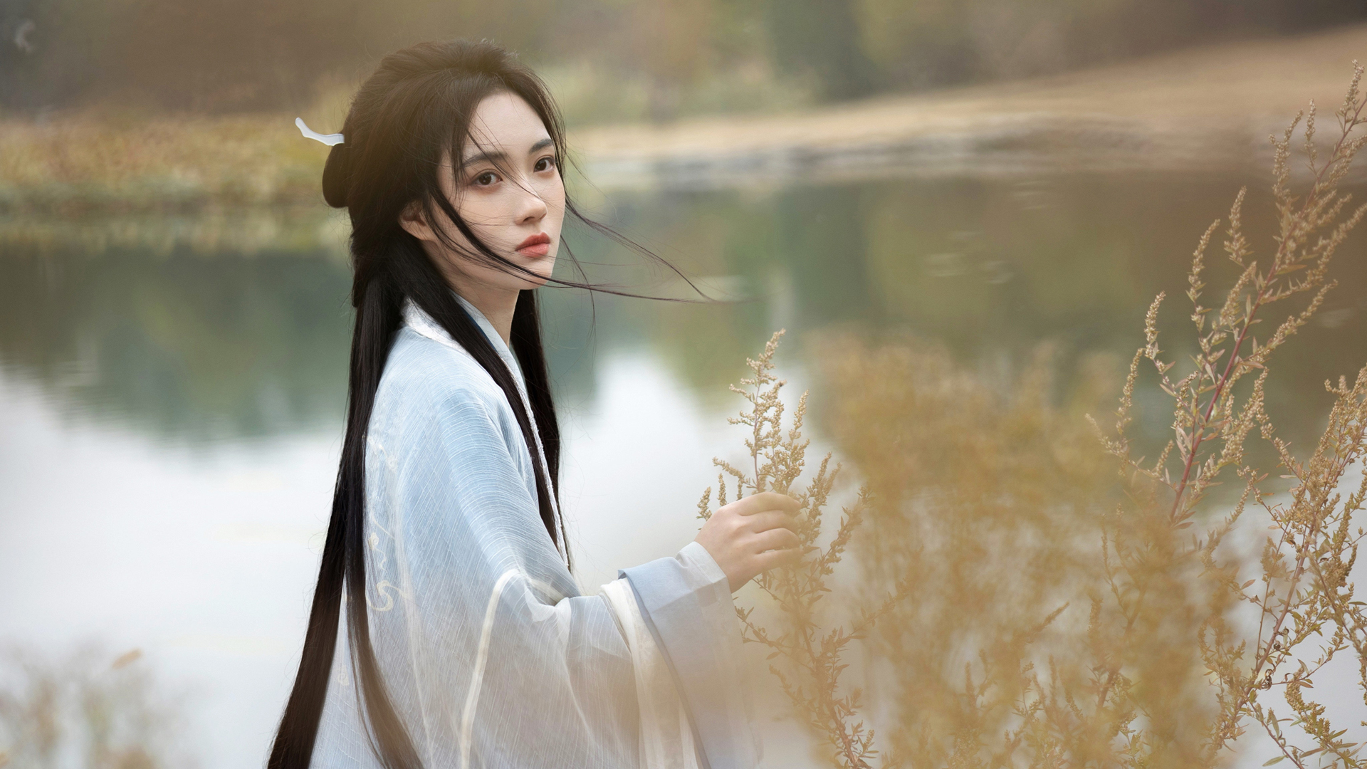 古风美女 长发 古装 河边 风景 桌面 壁纸,第1张
