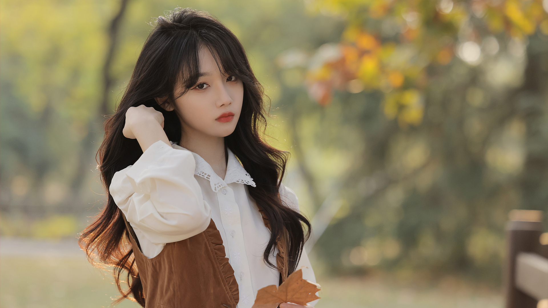 宋昕冉 户外 秋天 树叶 美女 壁纸,第1张