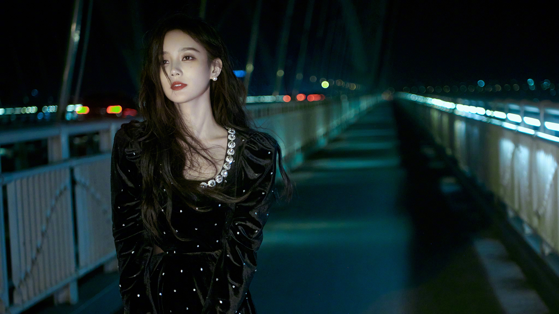 李一桐 黑色裙子 晚上 桥 美女 壁纸,第1张