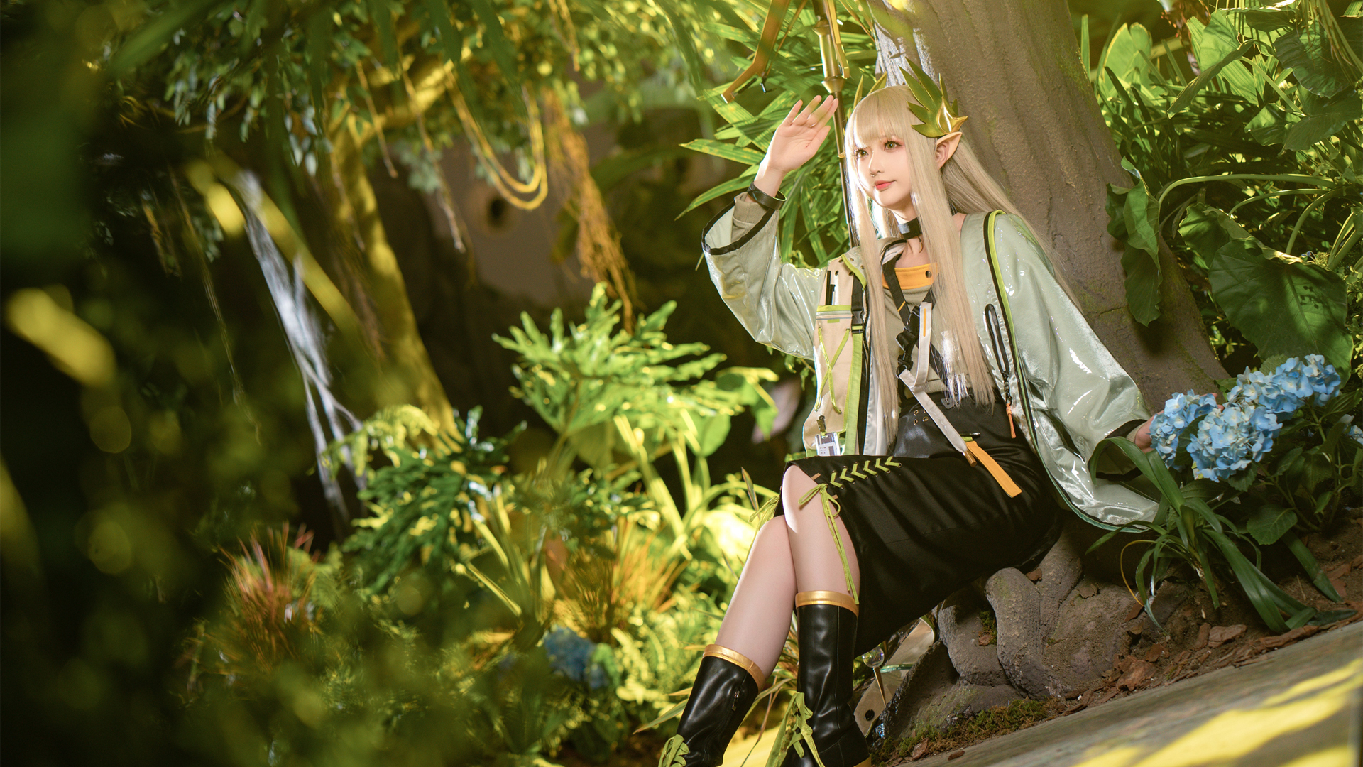 cosplay美女 兽耳 黑色裙子 树 美女桌面壁纸,第1张