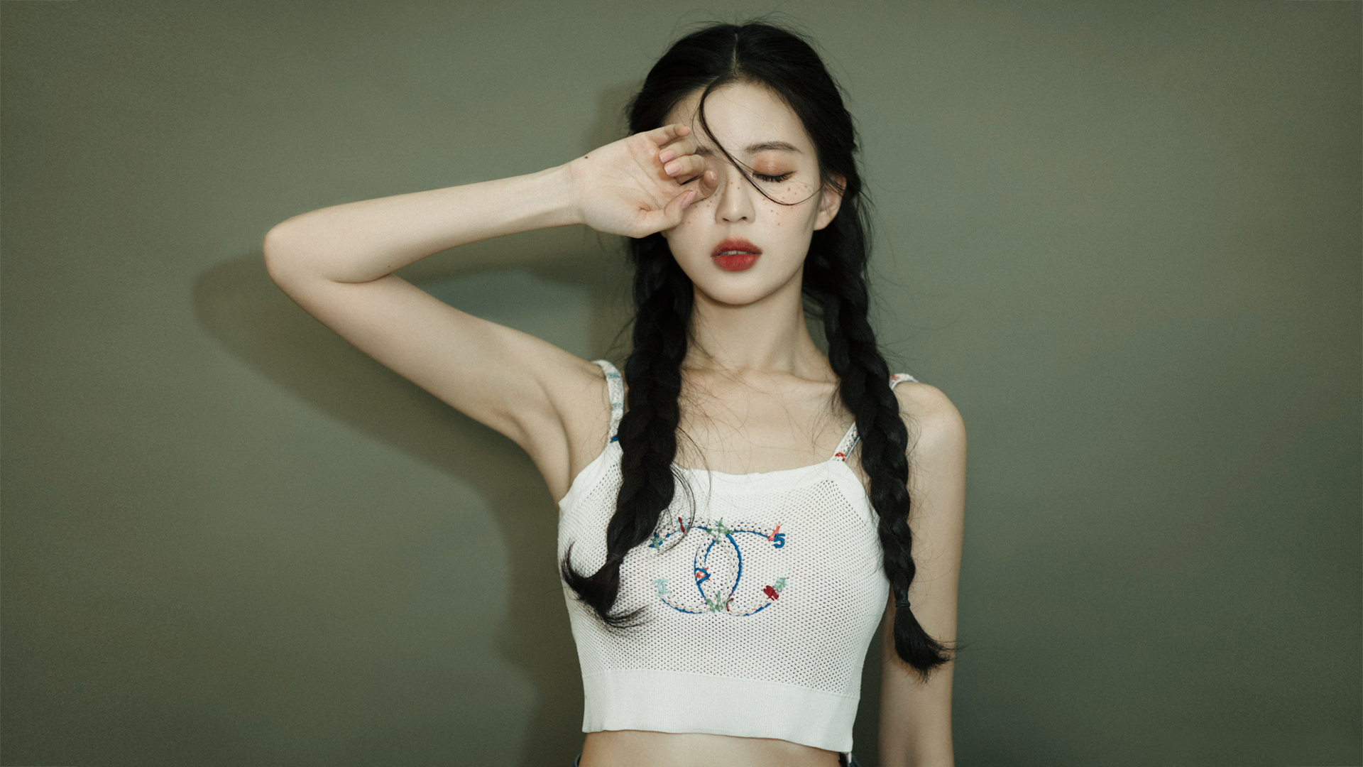 唯美闭眼 可爱好看美女温心桌面壁纸背景图,第1张