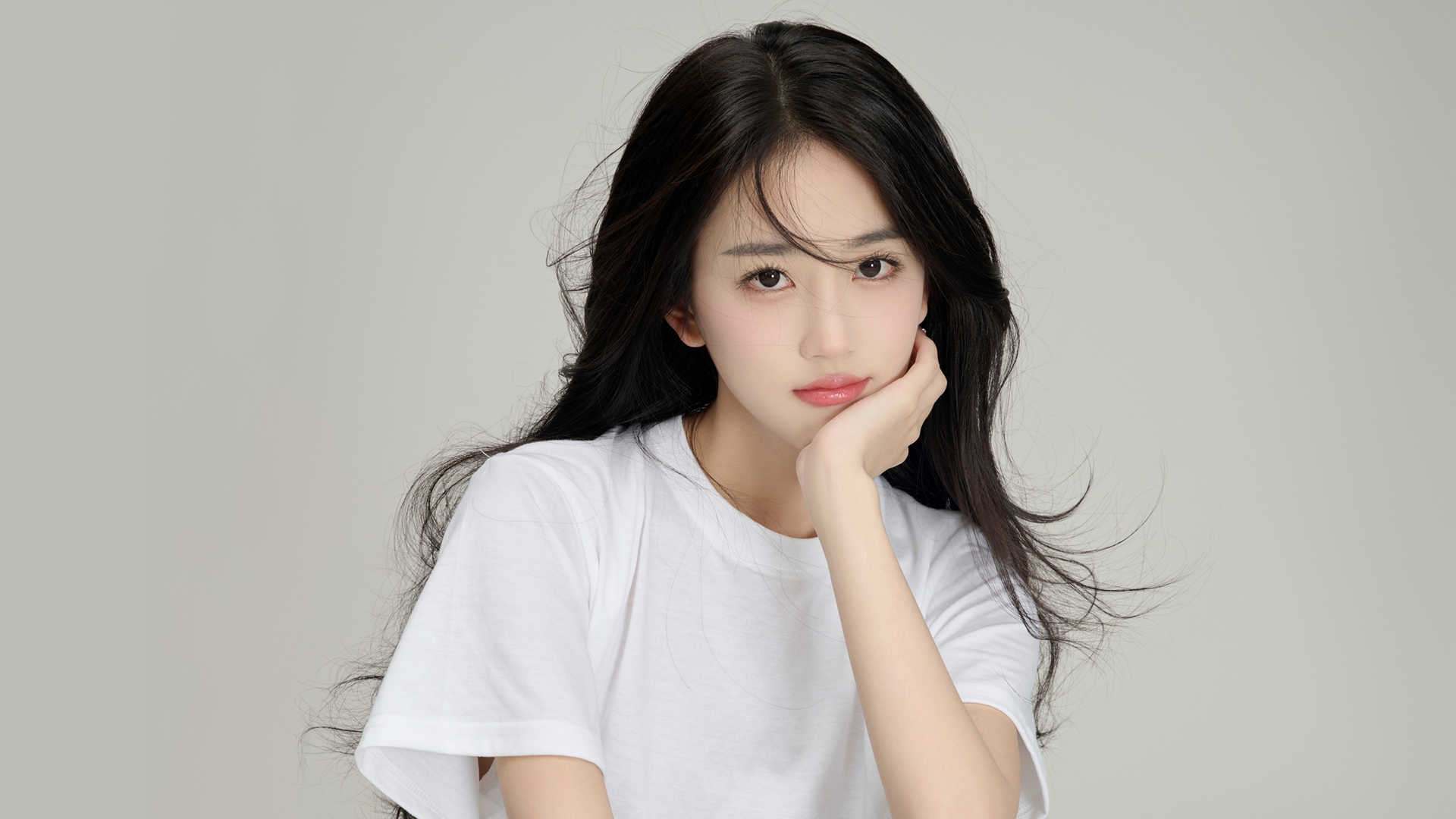 一手托腮可爱清纯美女潘敏壁纸,第1张
