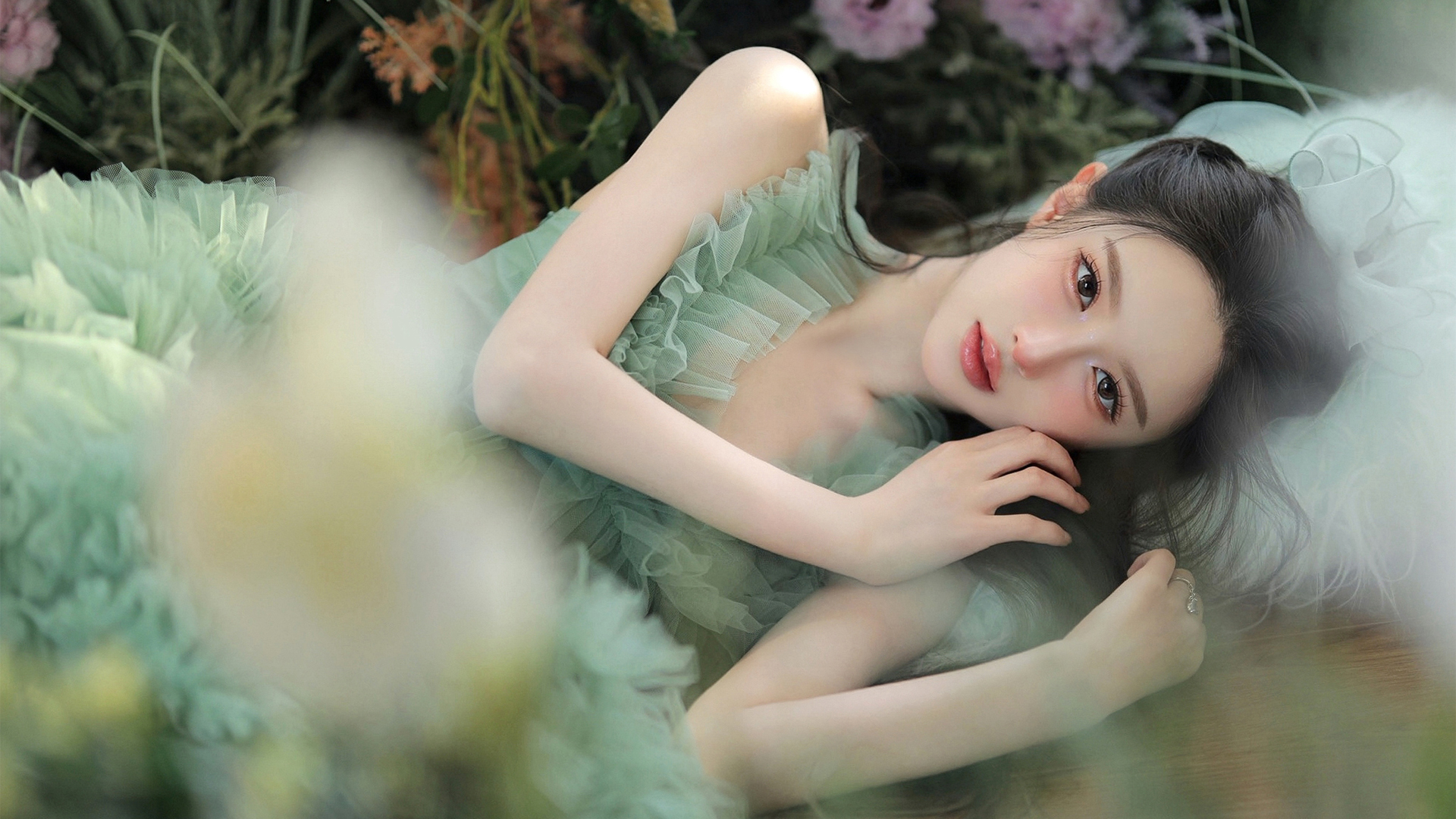 绿色裙子美女鲜花壁纸,第1张