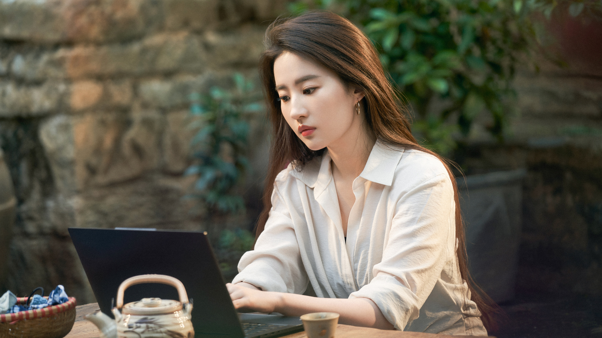 刘亦菲 白色衬衫 桌子 电脑 茶 美女 壁纸,第1张