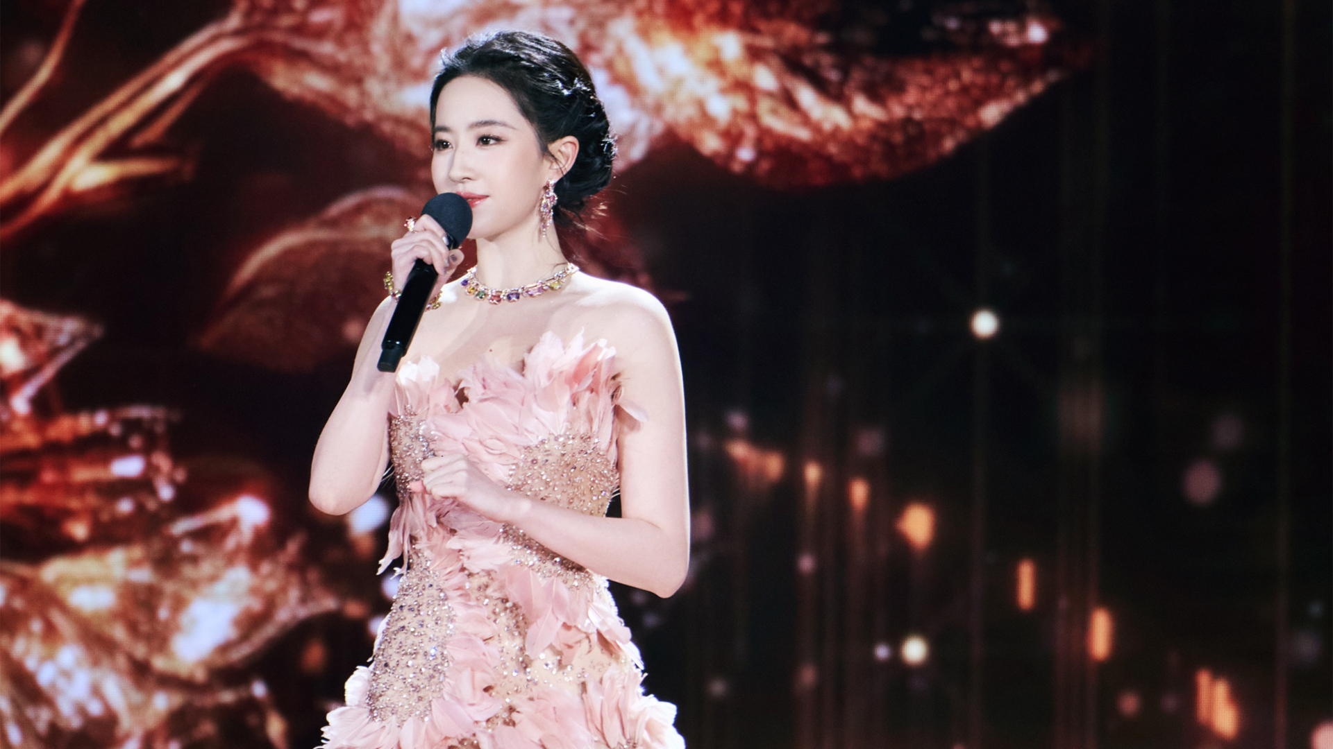 刘亦菲梦幻粉羽礼服美女电脑壁纸,第1张