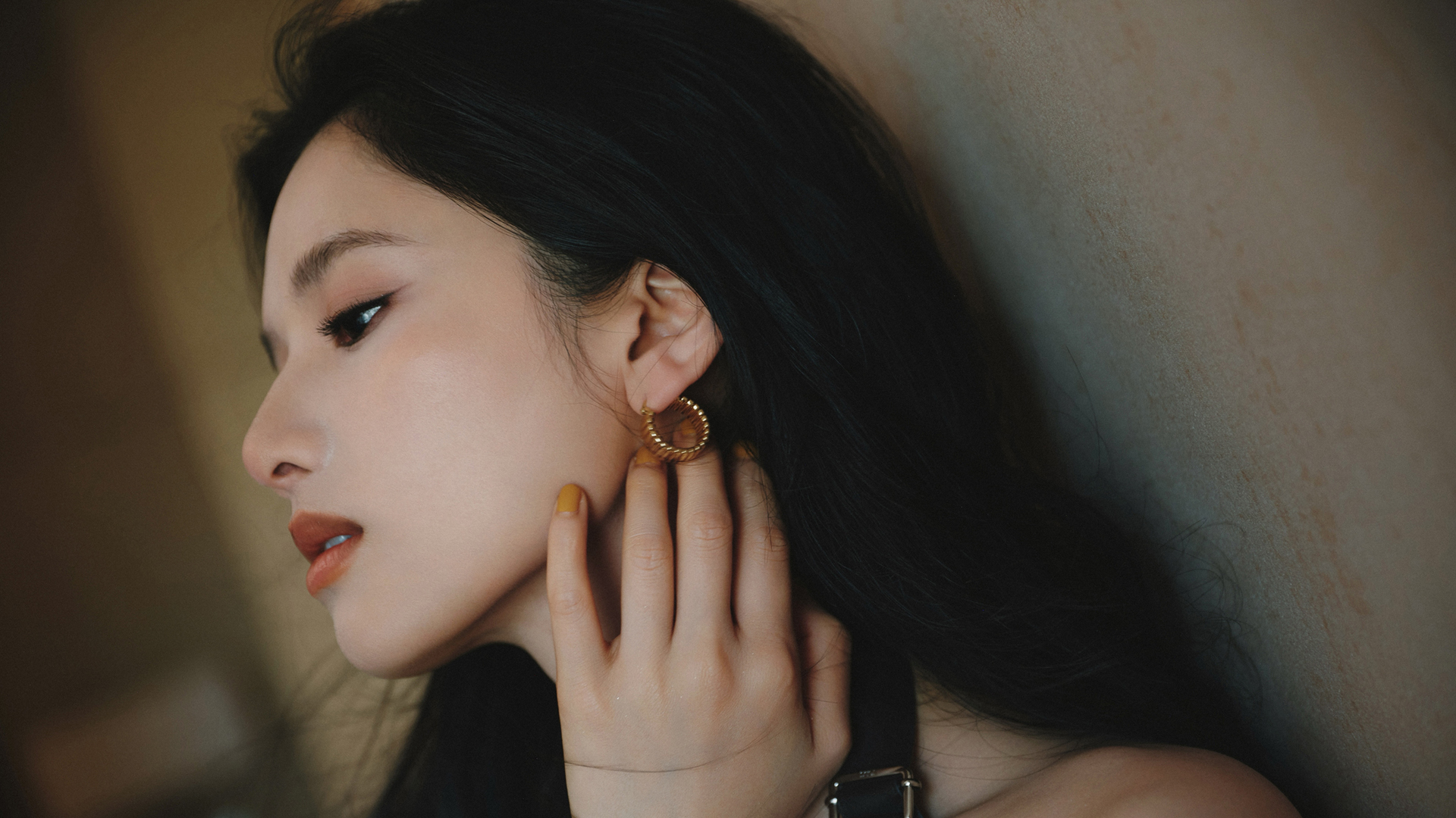 侧脸高清美女张婧仪电脑壁纸,第1张