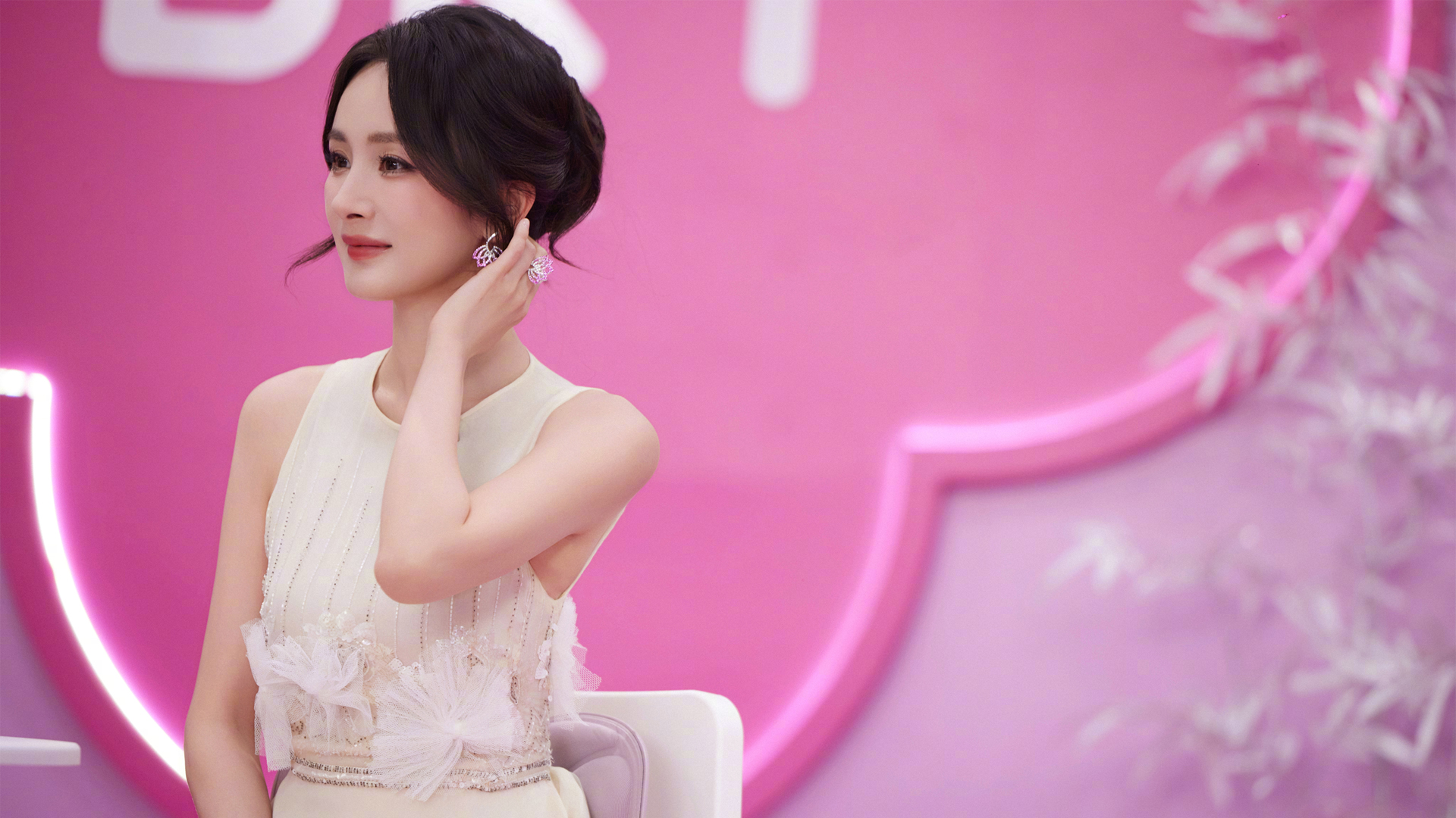 杨幂 白裙 粉色背景 美女壁纸,第1张