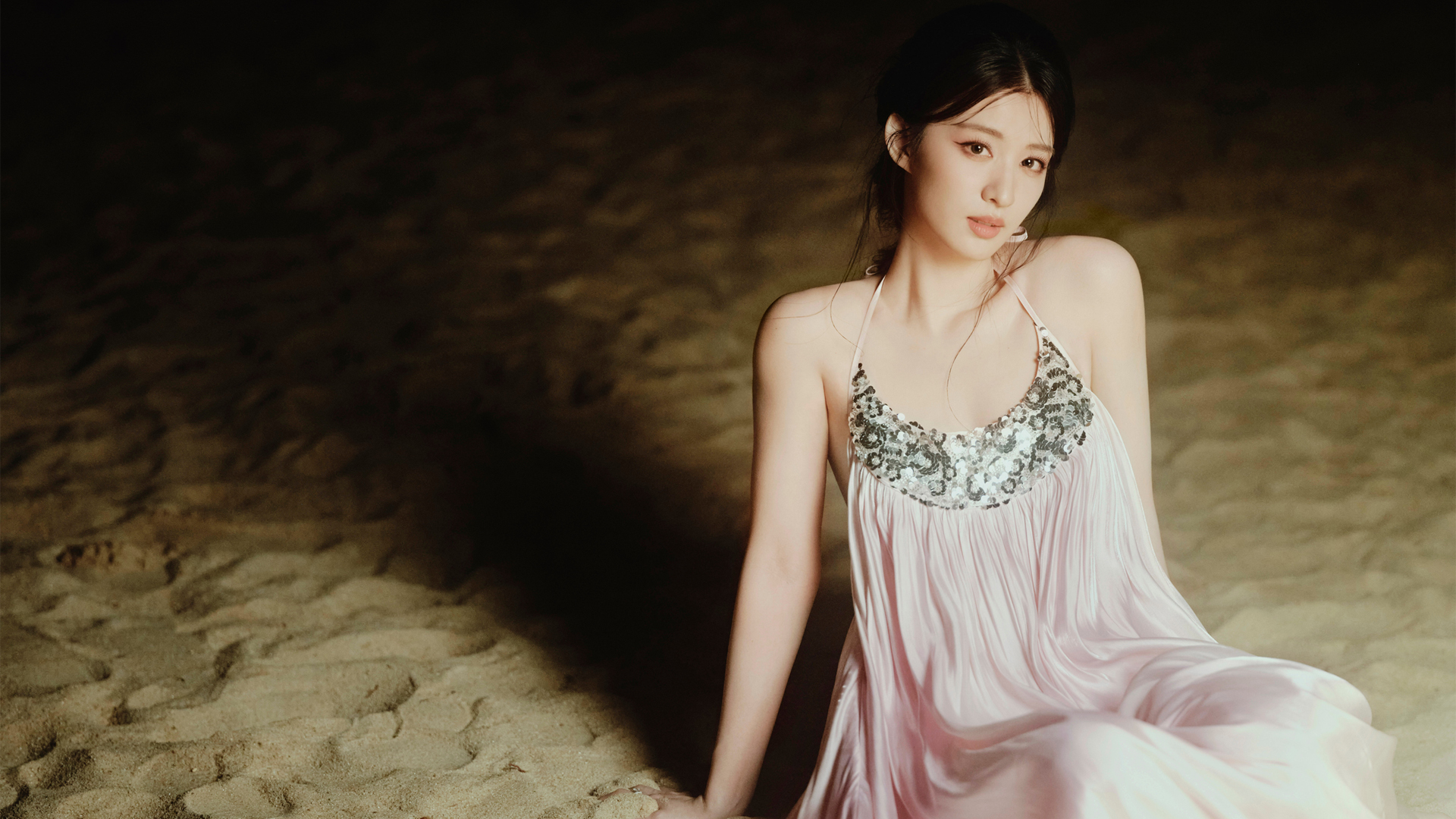 海边 沙滩 粉色长裙美女王楚然桌面壁纸,第1张