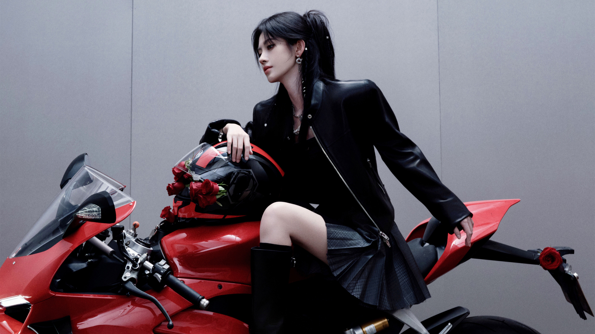 鞠婧祎红色机车美女电脑壁纸,第1张
