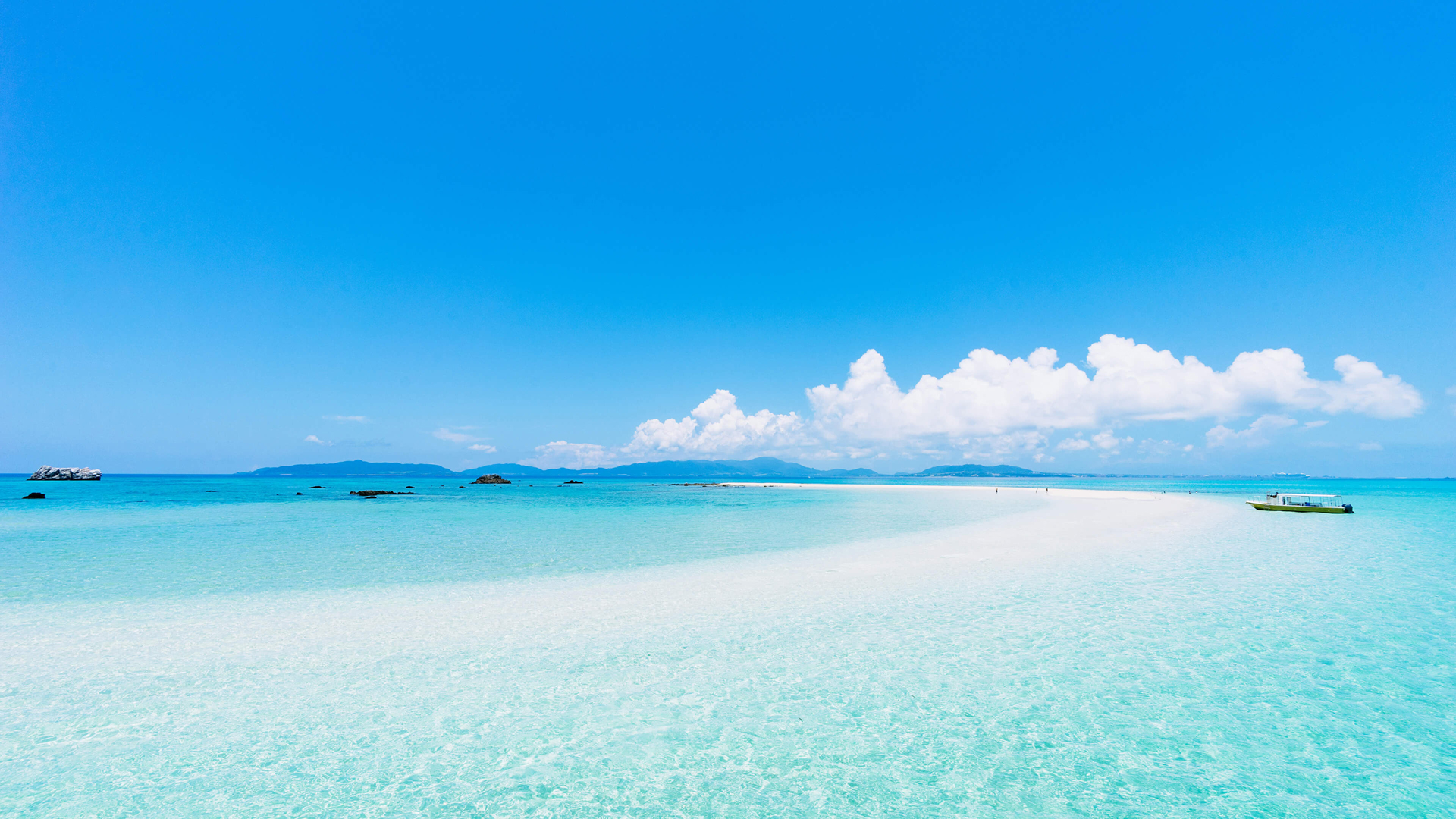 蓝色海洋 天空 白云 win10主题风景壁纸,第1张