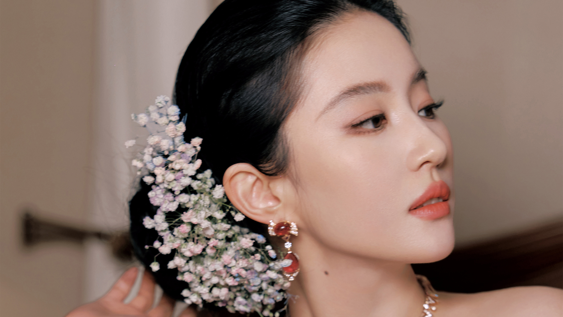 刘亦菲 鲜花 头饰 侧脸 高清美女壁纸 爱情影视,第1张