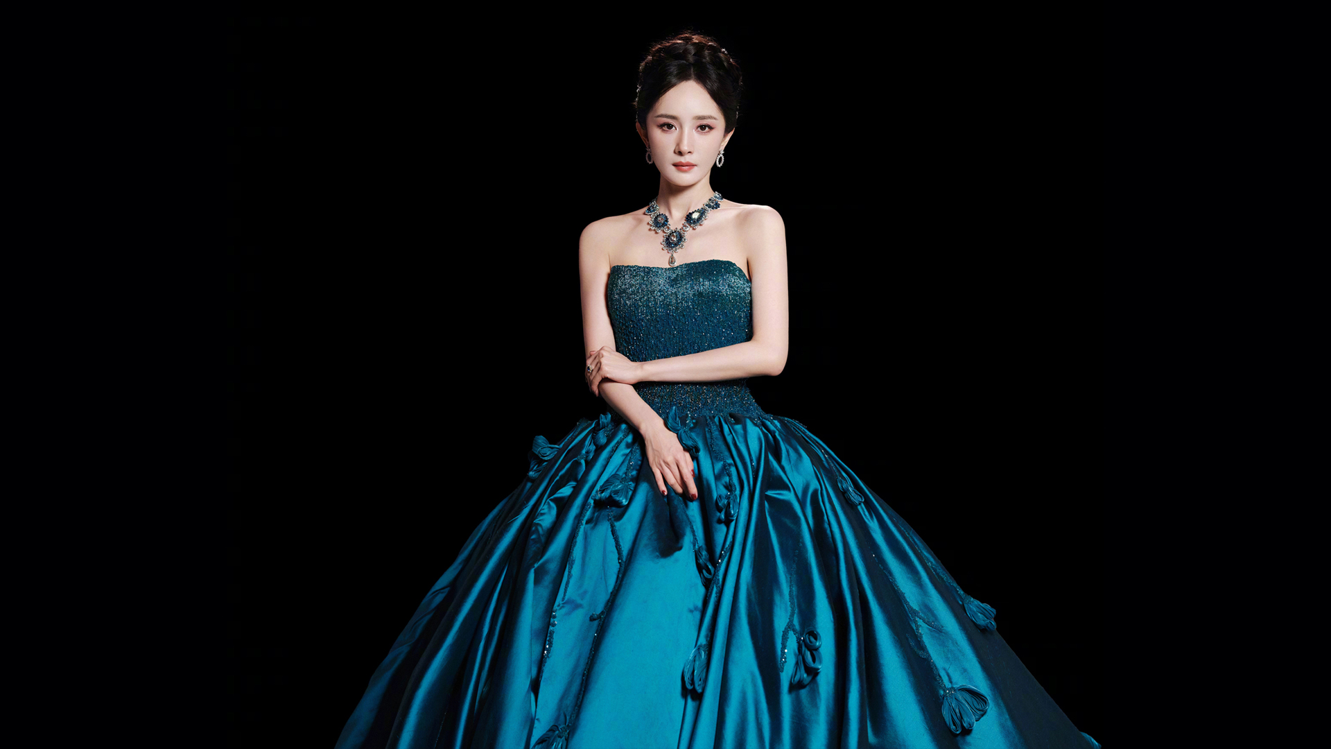 杨幂蓝色长裙子黑色背景美女壁纸 悬疑影视、动作影视、喜剧影视,第1张