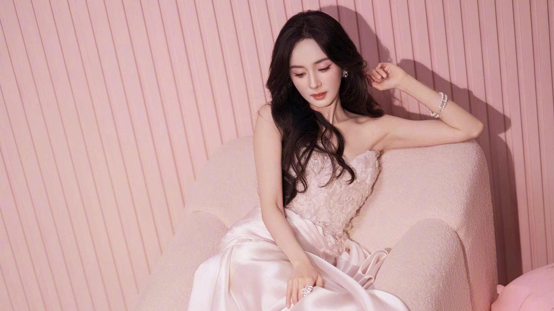 杨幂粉色裙子养眼美女高清壁纸 最新影视、热门影视、经典影视,第1张