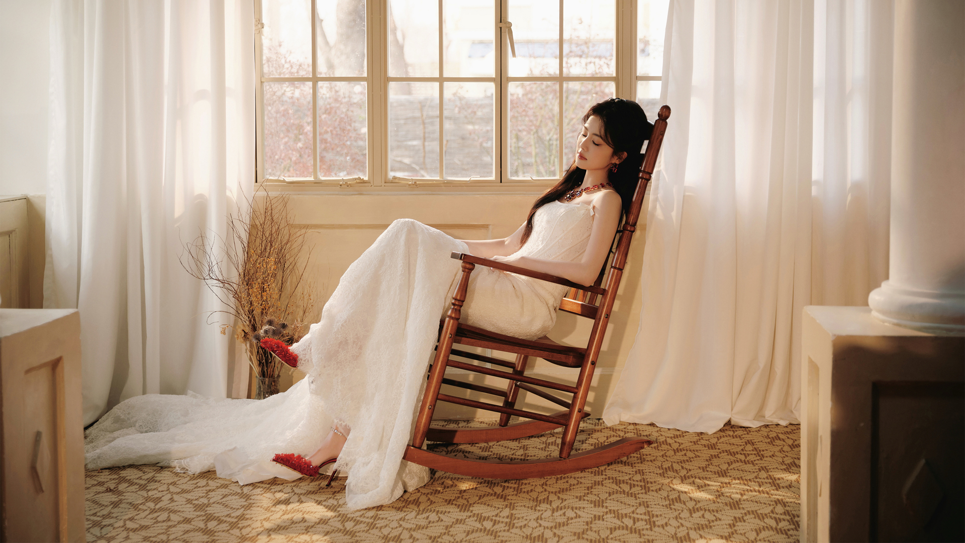 白鹿 白色长裙子居家 椅子 窗 美女壁纸,第1张