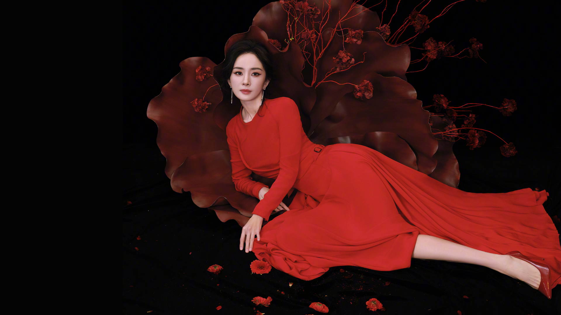 杨幂红裙子 花朵 美女高清壁纸,第1张