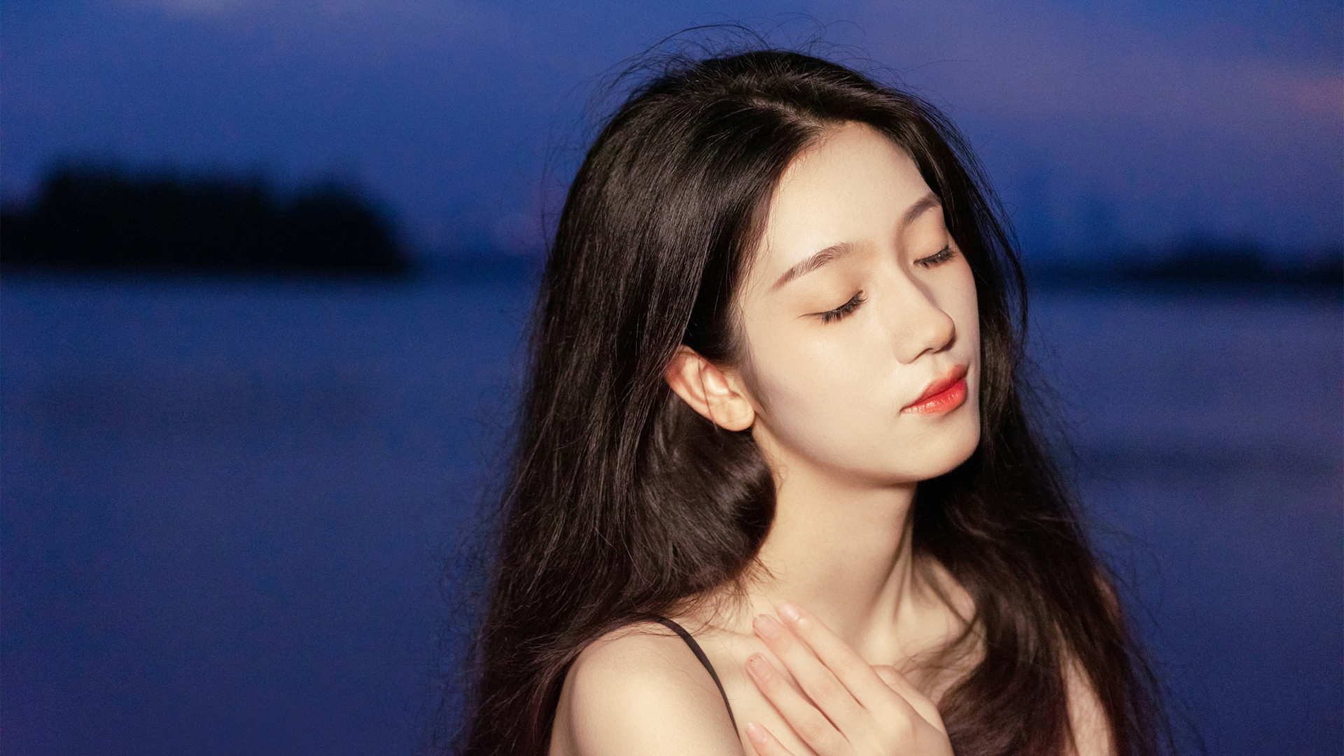 夜晚夜景闭眼美女桌面壁纸,第1张
