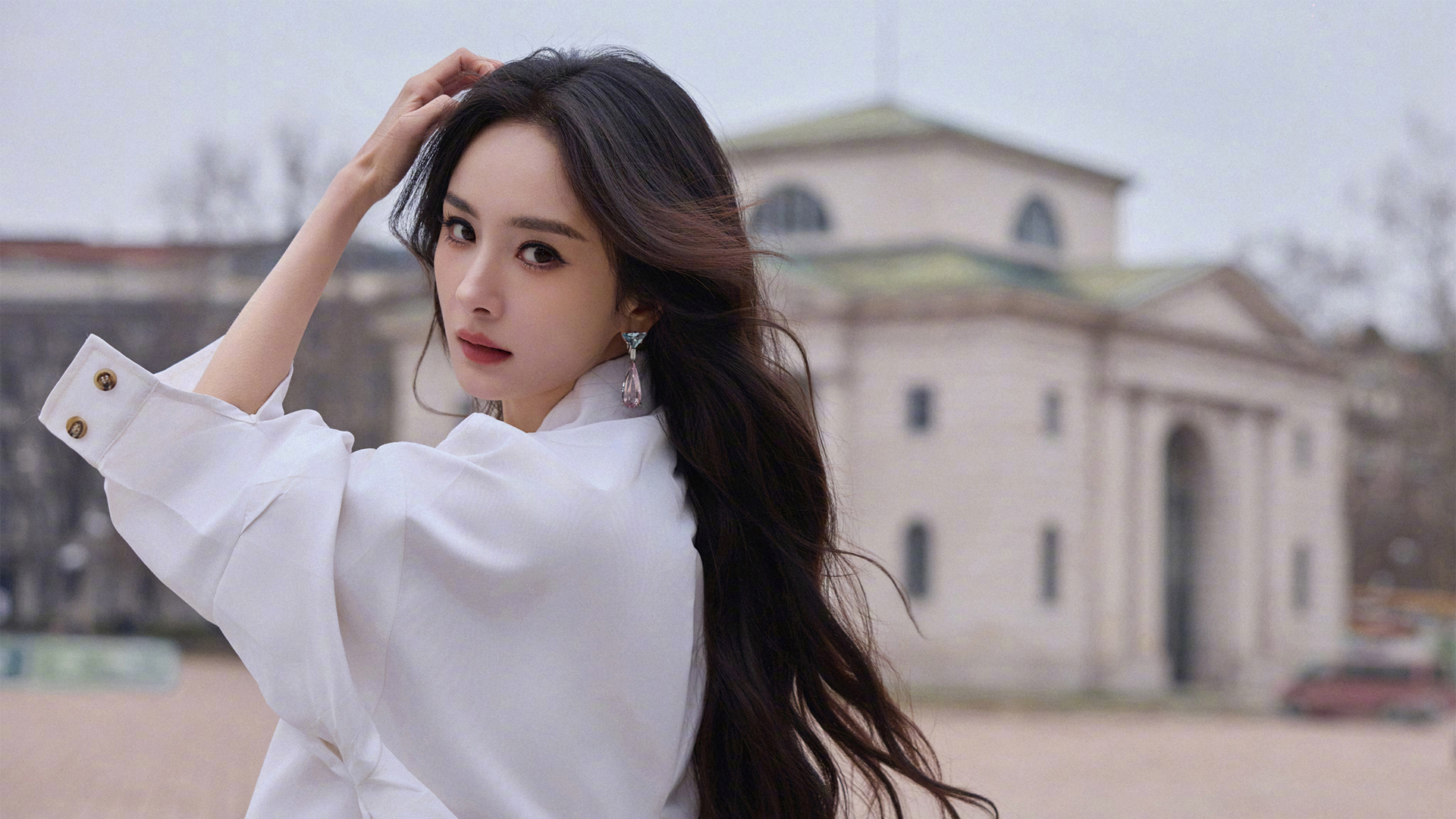 杨幂 白色衣服 美女回头高清壁纸,第1张