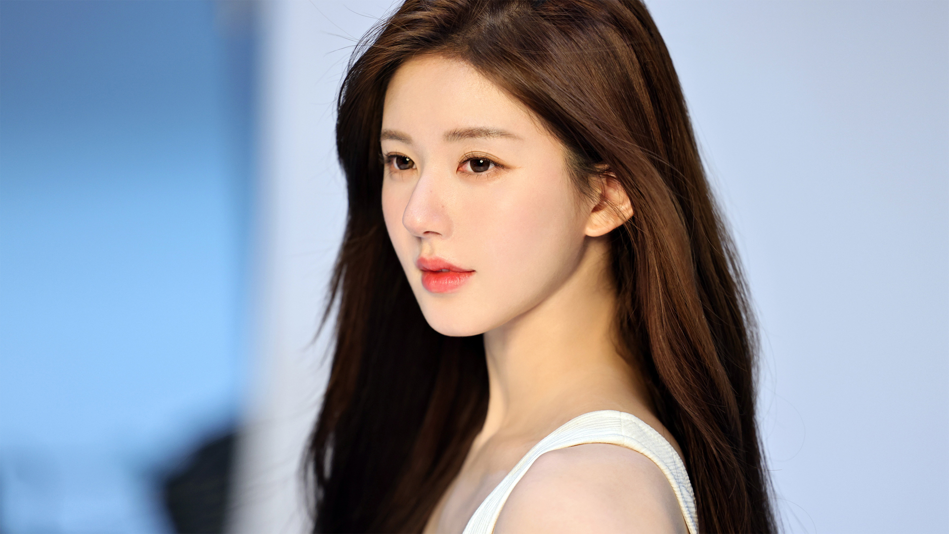 长发养眼侧脸照美女桌面壁纸,第1张