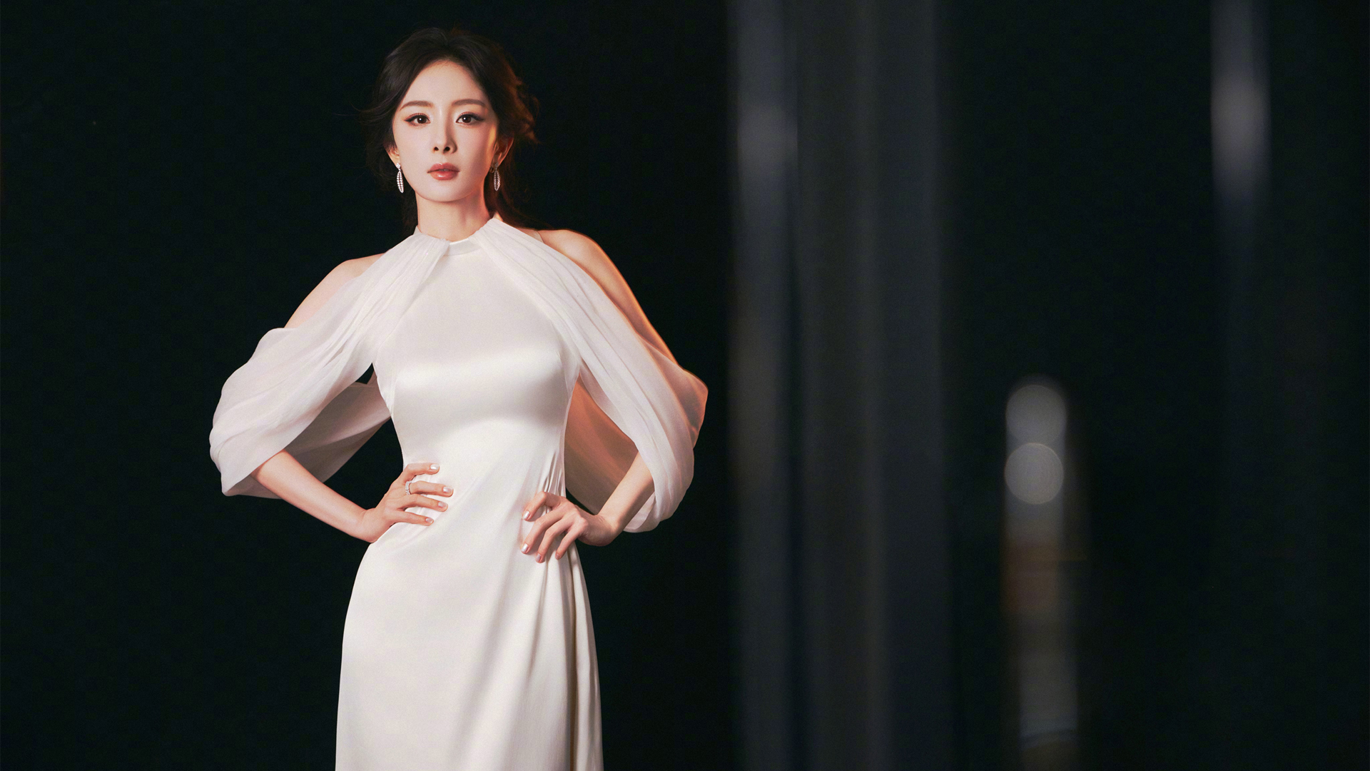 杨幂 白色礼服裙子 黑色背景美女电脑壁纸,第1张