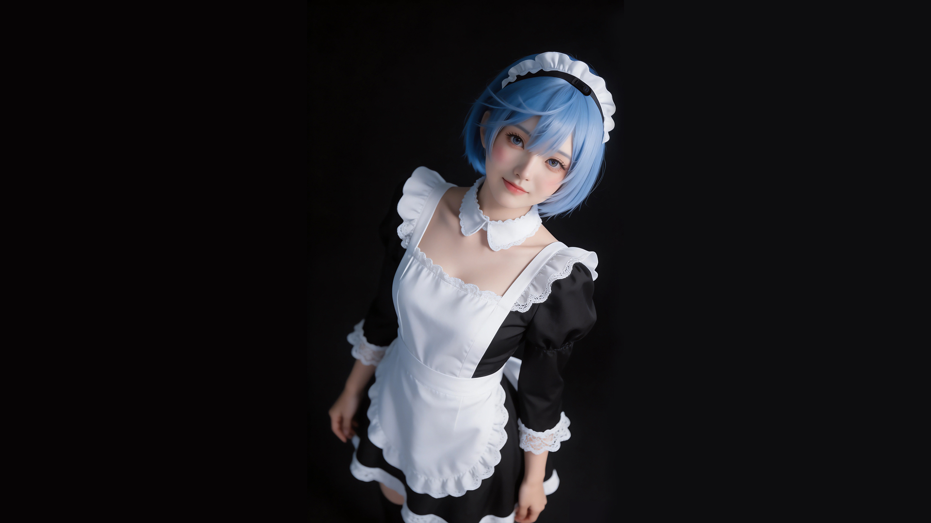 可爱微笑 雷姆 蓝色短发 黑色背景 2K电脑壁纸,第1张